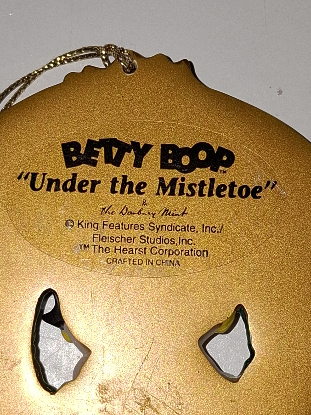 Betty Boop Red Green White Christmas Wreath "Under the Mistletoe" Ornament - Picture 3 of 5